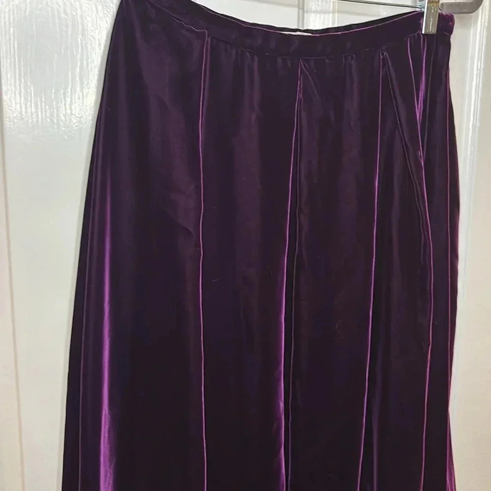 EUC DIOR women’s rich purple velvet skirt silk lined size 8us 40Fr mid length - Picture 2 of 10